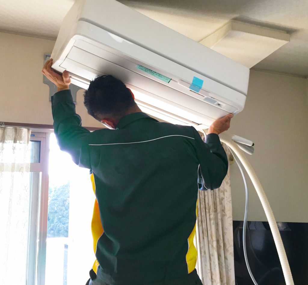 エアコンは自分で取り外せるのか